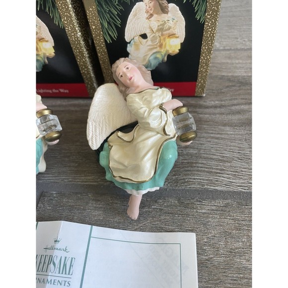 HALLMARK KEEPSAKE MAGIC LIGHTED ORNAMENT LIGHTING THE WAY 1995 - Picture 3 of 5